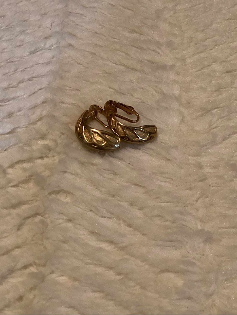 Vintage Rare Small Gold-toned Openwork Hoop/huggie Foliate Relief Patter Earring